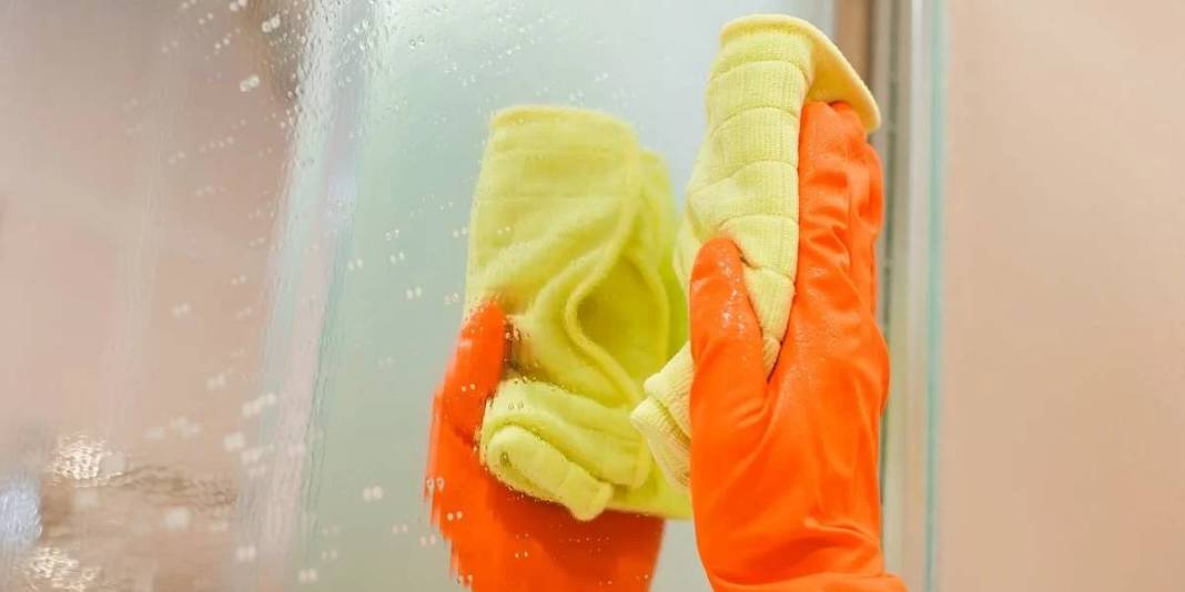 Sadece bir uygulama yetiyor! Duşakabin camında asla leke bırakmıyor: Bu yöntem çok konuşuluyor! 3